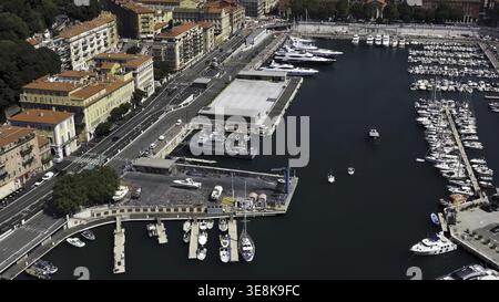 Paysage urbain aérien à couper le souffle avec la vieille ville et le port sarde avec des bateaux à la mer Méditerranée à Cagliari, île de la Sardaigne du Sud en Italie en été. Banque D'Images