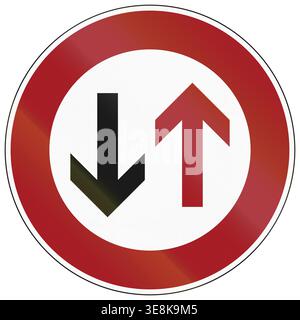 Panneau de signalisation allemand indiquant que le trafic venant en sens inverse est prioritaire Banque D'Images