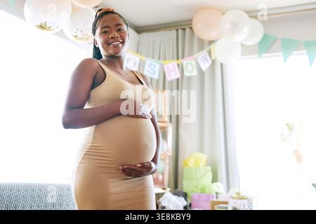 Douche de bébé, portrait ou femme noire dans la maison avec ventre, future maman ou partie dans la parentalité. Grossesse, contact de ventre ou personne avec bonheur Banque D'Images