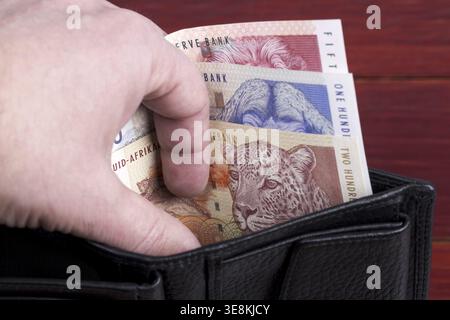 Vieil argent sud-africain - Rand dans le portefeuille noir Banque D'Images