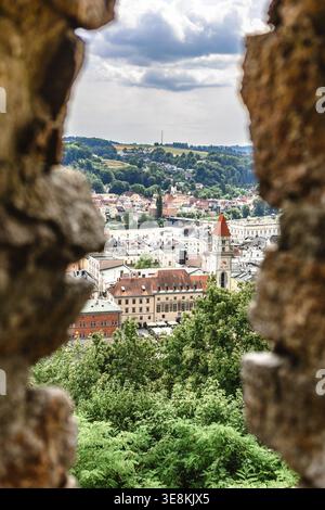 Passau, Allemagne - 21 juillet 2023 : vue du château de Veste Oberhaus. Cour intérieure du château médiéval avec portes et arches, Passau, Allemagne. ph vertical Banque D'Images