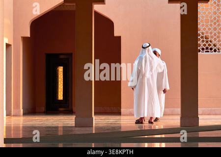 Fidèles musulmans échangeant salutations Ras Al Khaimah Émirats arabes Unis Banque D'Images