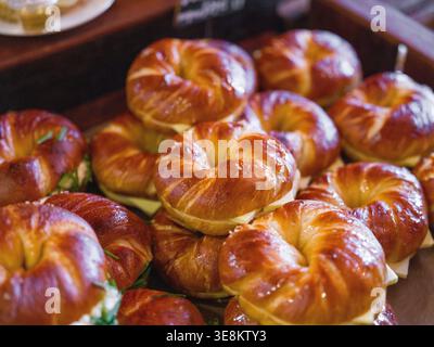 Boulangerie de plateau en bois au beurre salé au plafond. Cette image montre bagel tressé tête, plusieurs bagels au beurre de sel. À l'intérieur d'un artisan confortable Banque D'Images