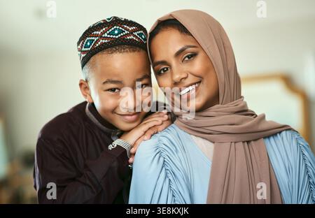 Famille musulmane, maman et enfant dans la maison avec portrait, amour et sourire pour la célébration du nouvel an islamique. Muharram moubarak, femme et parent vivant Banque D'Images