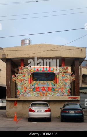 Taichung, Taiwan - 26 mai 2024 : scène de théâtre de marionnettes en plein air en face du temple Gaomei Wenhsin, avec des décors colorés de Bu Dai Xi et un mythe Banque D'Images