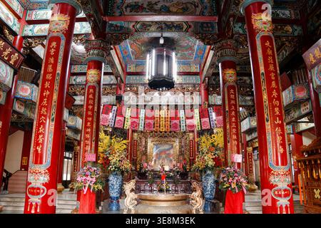 Taichung, Taiwan - 26 mai 2024 : intérieur du temple Gaomei Wenhsin avec des piliers rouges, des lanternes suspendues et des autels floraux avant les sanctuaires de Wang Ye. Banque D'Images