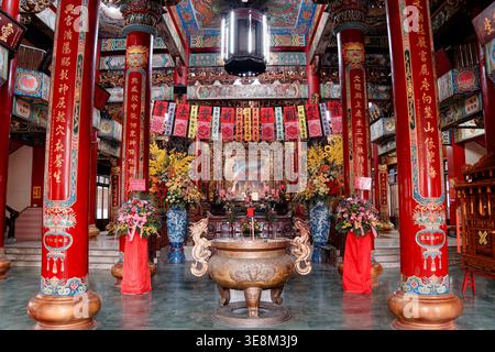 Taichung, Taiwan - 26 mai 2024 : intérieur du temple Gaomei Wenhsin avec des piliers rouges, des lanternes suspendues et des autels floraux avant les sanctuaires de Wang Ye. Banque D'Images