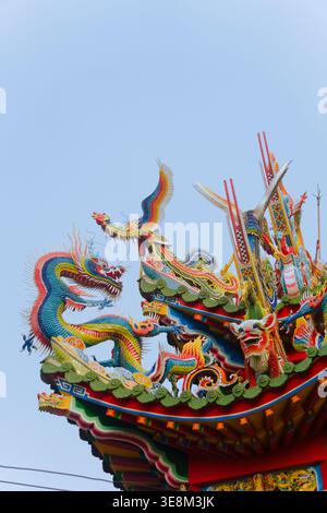 Taichung, Taiwan - 26 mai 2024 : les sculptures djianniennes Dragon et phoenix ornent le toit du temple Gaomei Wenhsin contre un ciel bleu clair. Banque D'Images