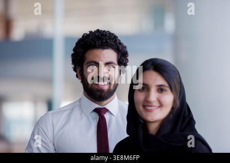 Des collègues professionnels souriants dans un portrait de bureau montrant la confiance et le travail d'équipe diversifiés de l'entreprise Banque D'Images