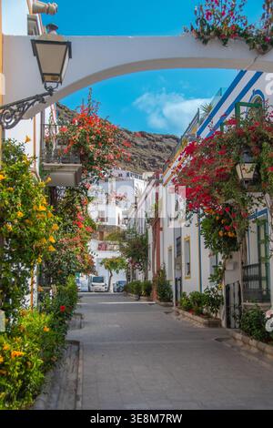 Ruelle fleurie à l'architecture canarienne à Puerto de Mogán, Grande Canarie Banque D'Images