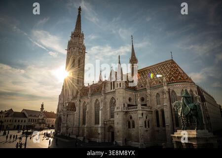Église Matthias illuminée par la lumière du coucher de soleil à Budapest, Hongrie Banque D'Images