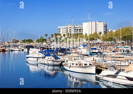 Port avec bateaux à moteur et voiliers dans une station touristique à Majorque Banque D'Images