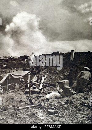 France - 1916 ; première Guerre mondiale sur le front de la somme, soldats écossais sur la ligne de front. Un obus allemand de 84 mm explose juste devant le parapet de la tranchée. Banque D'Images