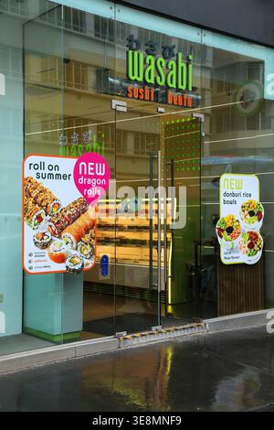 LONDRES, Royaume-Uni - 9 JUILLET 2024 : chaîne locale de sushis Wasabi Sushi et Bento à Londres, Royaume-Uni. Banque D'Images