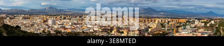 Alicante, Espagne - 20 janvier 2026 : vue panoramique ultra-haute résolution du paysage urbain métropolitain d'Alicante avec les quartiers urbains du centre et du nord Banque D'Images