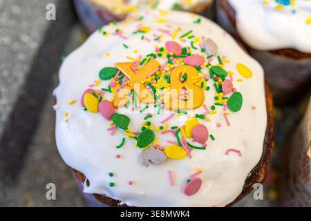 Gâteau de Pâques traditionnel Paska avec glaçage blanc et lettres dorées XB Banque D'Images