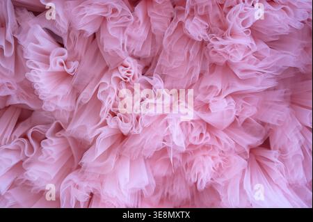 Texture en gros plan de tissu tissé rose avec des fils visibles. Concept de fond textile, motif matériel et surface texturée douce pour la conception et Banque D'Images