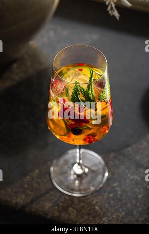 Cocktail aux herbes, baies et agrumes en verre Banque D'Images