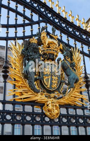 Armoiries royales du Royaume-Uni exposées aux portes du palais de Buckingham à Londres, en Angleterre Banque D'Images