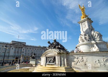 Buckingham Palace et Queen Victoria Memorial The Mall, Londres, Angleterre Banque D'Images