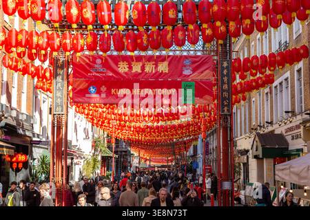 Lanternes chinoises rouges dans la rue à Londres Chinatown marquant le nouvel an chinois 2026 Banque D'Images