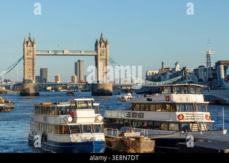 La Tour de Londres illuminée par la lumière de fin d'après-midi vue de la Tamise, Londres Banque D'Images