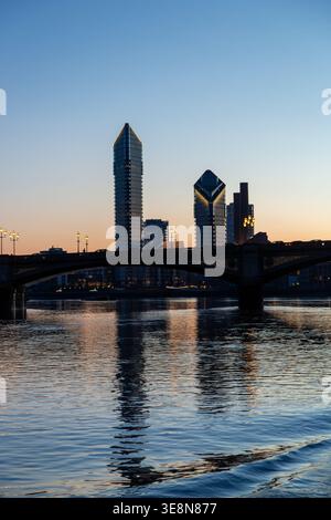 Chelsea Waterfront Towers la nuit de Battersea, Londres Banque D'Images