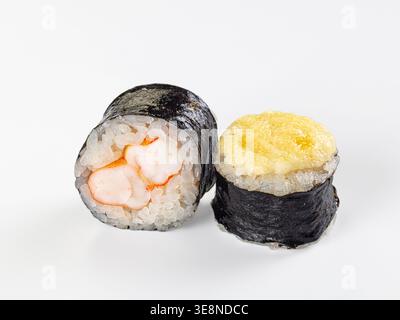 Un gros plan de deux rouleaux de sushi japonais sur un fond blanc propre. Un maki de crevettes et un maki de gunkan avec garniture jaune. Prise de vue minimaliste en studio Banque D'Images