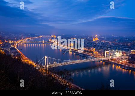 Budapest le long du Danube est spectaculaire. En plein jour, mais beaucoup plus au crépuscule ou la nuit. Banque D'Images