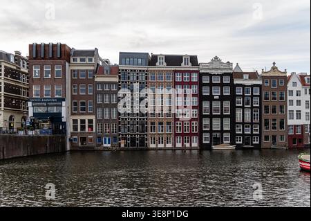 Maisons colorées sur Damrak, Amsterdam, pays-Bas Banque D'Images