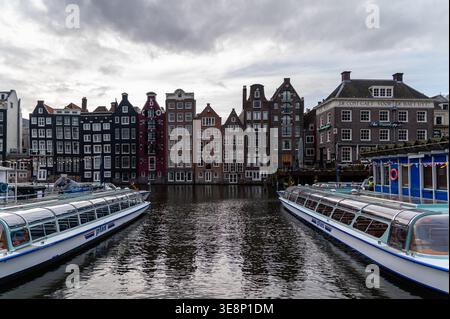 Maisons colorées sur Damrak, Amsterdam, pays-Bas Banque D'Images