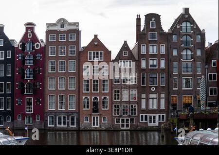Maisons colorées sur Damrak, Amsterdam, pays-Bas Banque D'Images