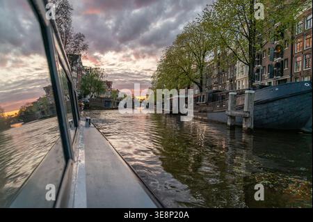 Canal d'Amsterdam au coucher du soleil, Amsterdam, pays-Bas Banque D'Images
