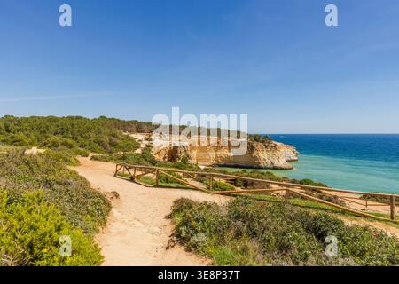 Falaises côtières pittoresques et arche naturelle à Arco da Praia da Corredoura, Algarve, Portugal. Banque D'Images