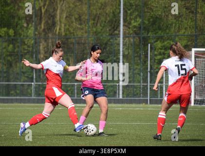 Utrecht, pays-Bas. 15 avril 2026. Utrecht, pays-Bas - 15 avril, Nikita Tromp (9 FC Utrecht Vrouwen) et Hajar Balkhir (18 Excelsoir vrouwen) lors du match d'entraînement entre le FC Utrecht et les femmes Excelsior au Sportpark Zoudenbalch, Utrecht. Crédit : SPP Sport Press photo. /Alamy Live News Banque D'Images