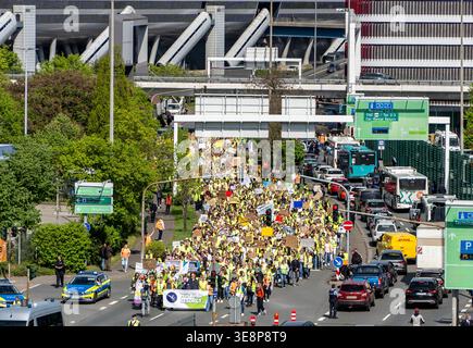 15 avril 2026, Hesse, Francfort-sur-le-main : la marche de manifestation est en route vers 'Hangar One'. L'Organisation indépendante des agents de bord (UFO) a appelé le personnel de cabine de Lufthansa CityLine à se mettre à nouveau en grève, cette fois pendant deux jours. Tous les départs de Lufthansa Cityline au départ de Francfort, Munich, Hambourg, Brême, Stuttgart, les aéroports de Cologne, Düsseldorf, Berlin et Hanovre seront affectés. Dans le même temps, une cérémonie des "100 ans de Lufthansa" aura lieu avec la chancelière allemande et la haute direction de Lufthansa. Photo : Andreas Arnold/dpa Banque D'Images