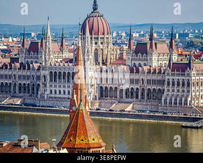 Bâtiment du Parlement hongrois, Parlement de Budapest. Vue aérienne de l'architecture de Budapest par drone, superbe bâtiment historique d'en haut. Banque D'Images