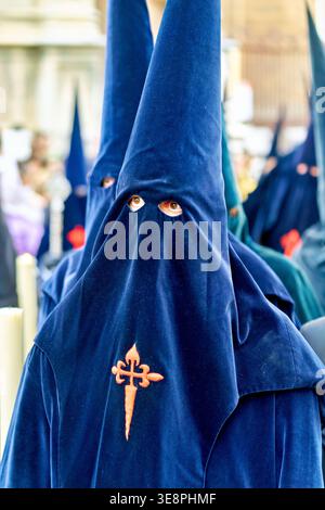 Les gens vêtus de tenues traditionnelles assistent à des processions à Séville pendant la semaine Sainte de Pâques. Cet événement attire de nombreux visiteurs et habitants. Banque D'Images