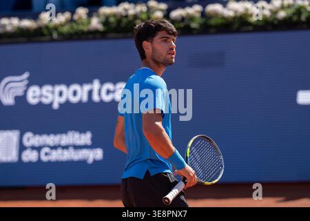 Carlos Alcaraz joue contre Otto Virtanen lors de leur match de 1er tour au tournoi Barcelona Open Banc Sabadell qui se tient à Barcelone le 14 avril Banque D'Images