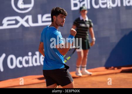 Carlos Alcaraz joue contre Otto Virtanen lors de leur match de 1er tour au tournoi Barcelona Open Banc Sabadell qui se tient à Barcelone le 14 avril Banque D'Images