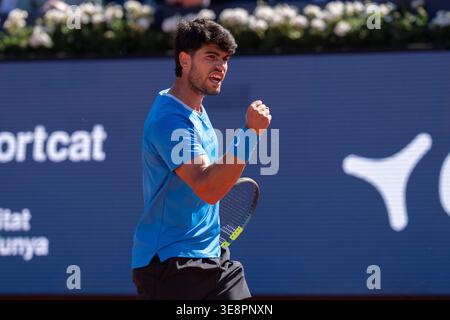 Carlos Alcaraz joue contre Otto Virtanen lors de leur match de 1er tour au tournoi Barcelona Open Banc Sabadell qui se tient à Barcelone le 14 avril Banque D'Images