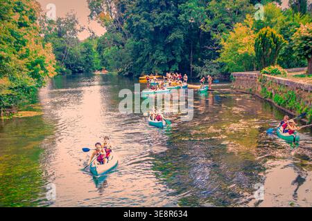 À Brantome, France, on, 08, 30, 25, les touristes profitant d'un après-midi d'été pagayant dans des kayaks colorés sur les eaux calmes de la Dronne, entourent Banque D'Images