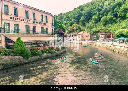 À Brantome, France, on, 08, 30, 25, un plan panoramique montrant plusieurs kayaks colorés qui pagayent sur la rivière Dronne, des activités de plein air estivales en p. Banque D'Images