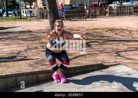 Femme senior faisant de l'entraînement en plein air dans le parc Banque D'Images