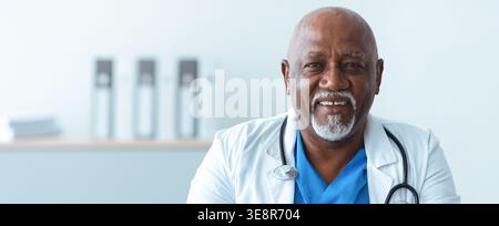 Médecin souriant au cabinet médical pendant les heures de travail Banque D'Images