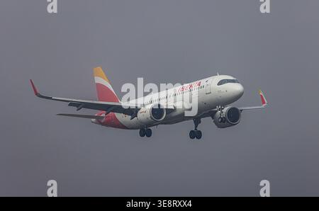 Zurich, Suisse, 20 janvier 2026 : un Airbus A320-251N d'Iberia (Airbus A320neo) est en approche finale de la piste de l'aéroport. Enregistrement EC-MXY (photo Banque D'Images