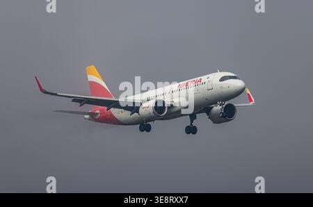 Zurich, Suisse, 20 janvier 2026 : un Airbus A320-251N d'Iberia (Airbus A320neo) est en approche finale de la piste de l'aéroport. Enregistrement EC-MXY (photo Banque D'Images
