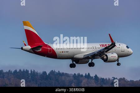 Zurich, Suisse, 20 janvier 2026 : un Airbus A320-251N d'Iberia (Airbus A320neo) est en approche finale de la piste de l'aéroport. Enregistrement EC-MXY (photo Banque D'Images