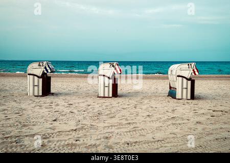 Trois chaises de plage côte à côte à la plage Banque D'Images