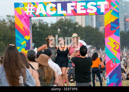 Les participants posent pour des photos lors du Austin City Limits Music Festival, Austin, Texas, le 3 octobre 2021. (Photo de John Anderson/The Austin Chronicle) Banque D'Images